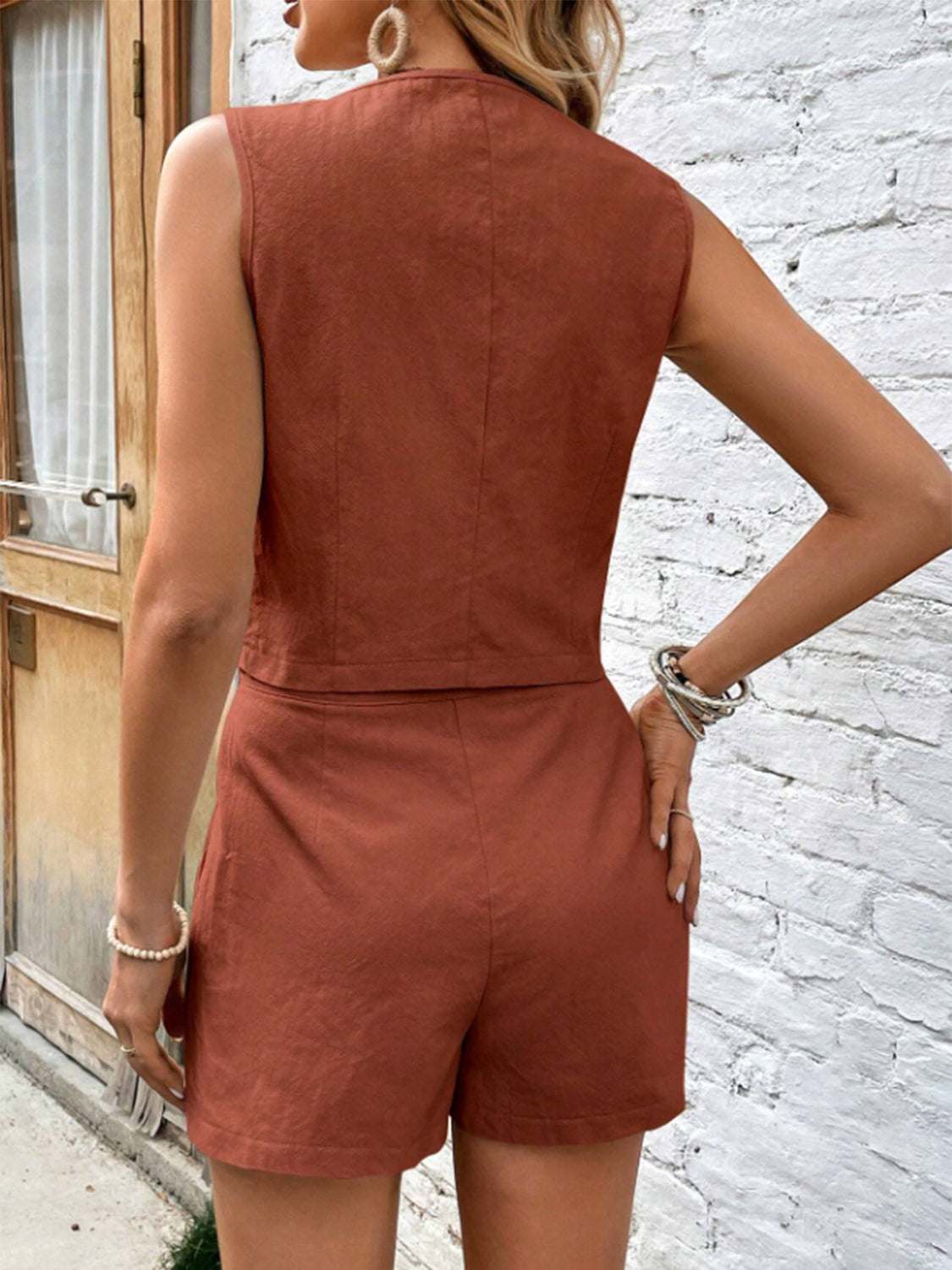 Scoop neck sleeveless top and shorts set, buttoned and pocketed, 100% cotton, in brown.