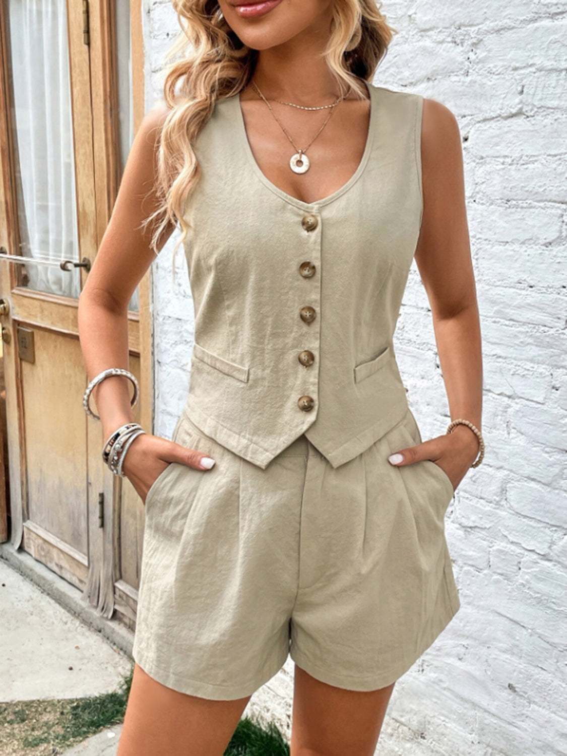 Scoop neck sleeveless top and shorts set in beige with button closure and pockets, made of 100% cotton.