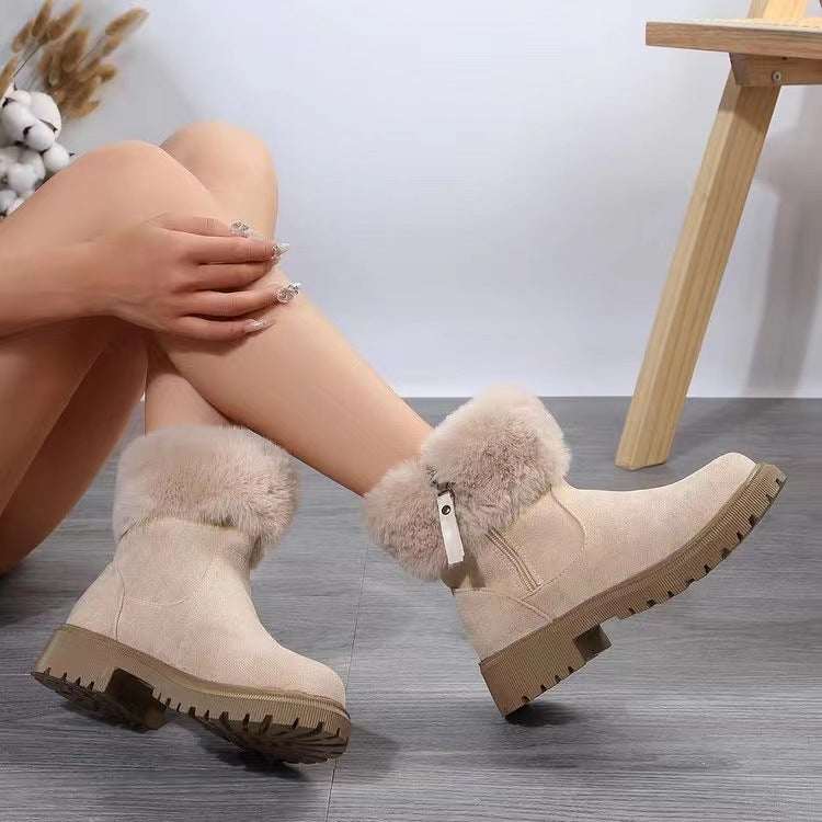 Suede faux fur boots with side zipper and low heels, made of rubber, faux fur, and suede.