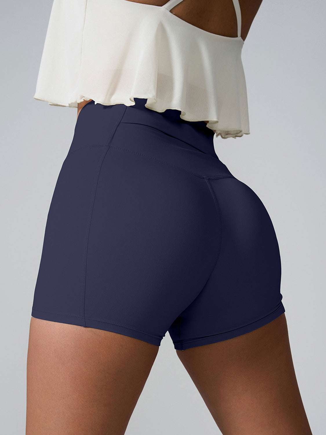 High Waist Active Shorts with pockets and high stretch, made of nylon and spandex.